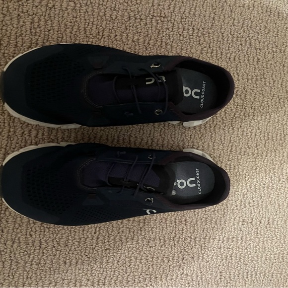 Men’s UA Curry Basketball Shoes
Only used a few times indoors.  
Men’s 8 - Picture 4 of 4